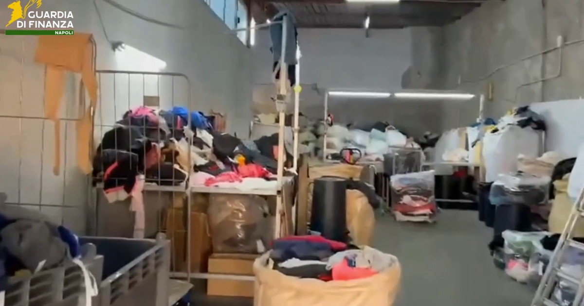 Sequestrato un opificio abusivo nel Napoletano, al suo interno rifiuti speciali