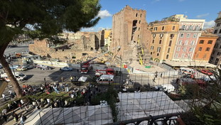 Spavento a Roma: crolla la Torre dei Conti ai Fori Imperiali. Operai estratti vivi