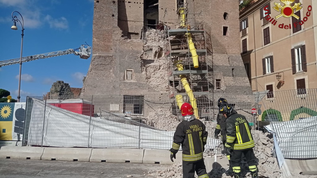 Roma, crolla la Torre dei Conti ai Fori Imperiali: le immagini