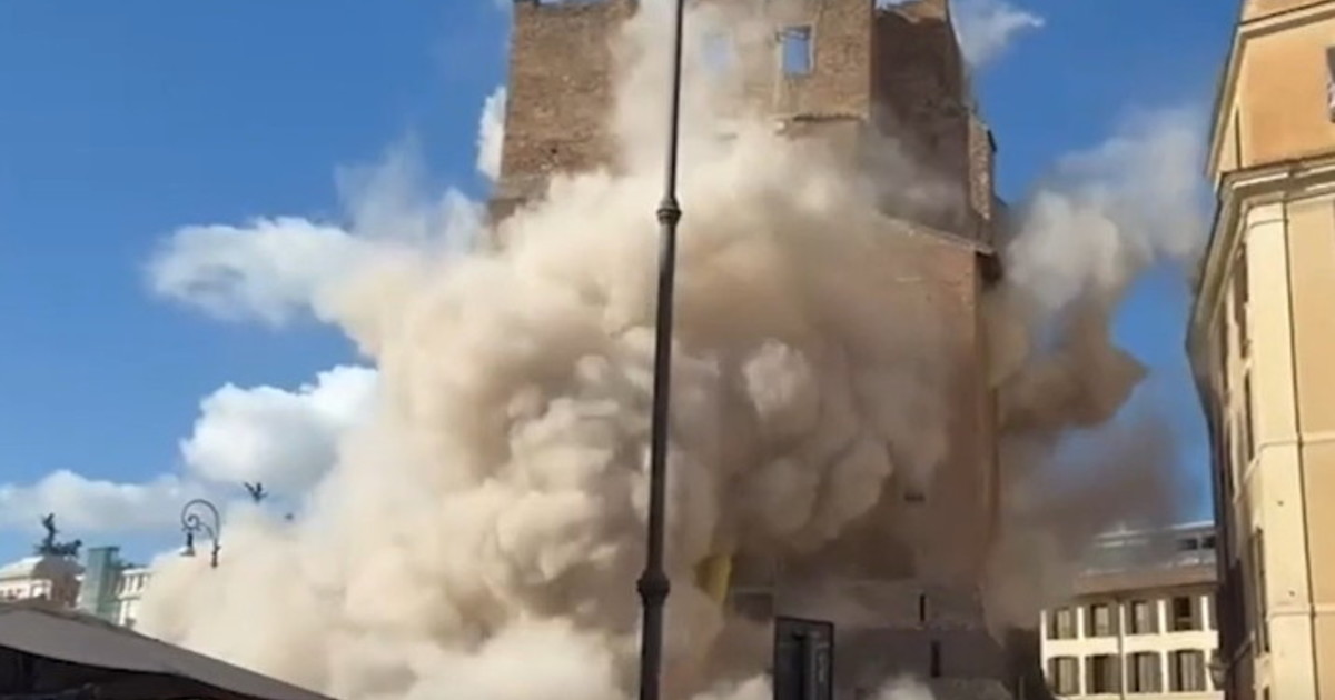 Torre dei Conti: il video dei due crolli. Via al salvataggio dell Torre dei Conti: il video dei due crolli. Via al salvataggio dell
