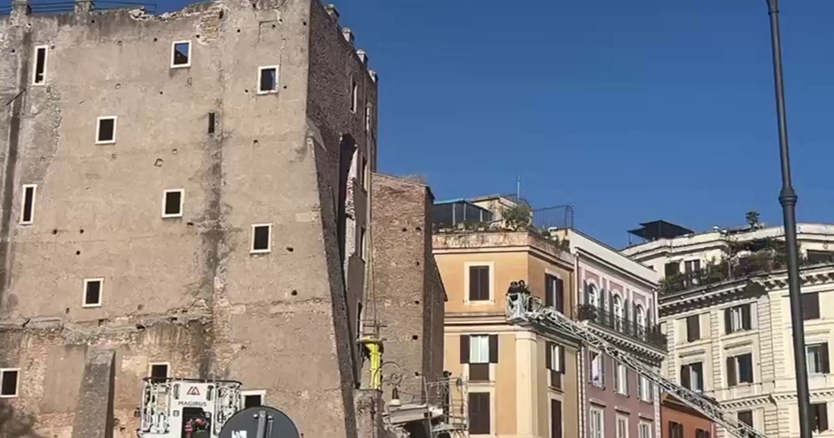 Crolla una parte della Torre dei Conti nel centro di Roma