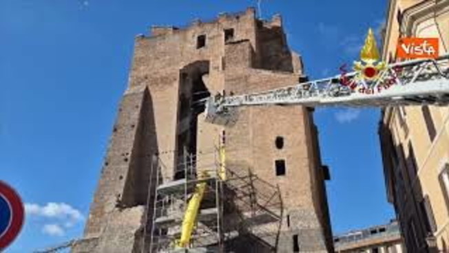 Crolla Torre ai Fori Imperiali a Roma, l'intervento dei Vigili del fuoco