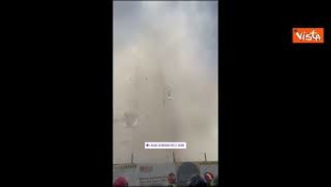 La nube di fumo e polvere per il crollo della Torre dei Conti ai Fori Imperiali La nube di fumo e polvere per il crollo della Torre dei Conti ai Fori Imperiali