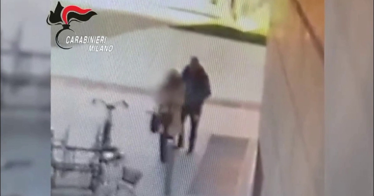Una donna di 43 anni accoltellata a Milano, le immagini dell'episodio