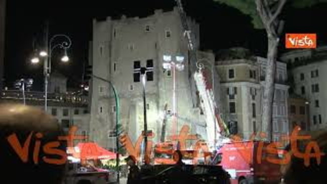 Crollo Torre dei Conti a Roma, si scava con le mani per salvare l'operaio ancora sotto le macerie