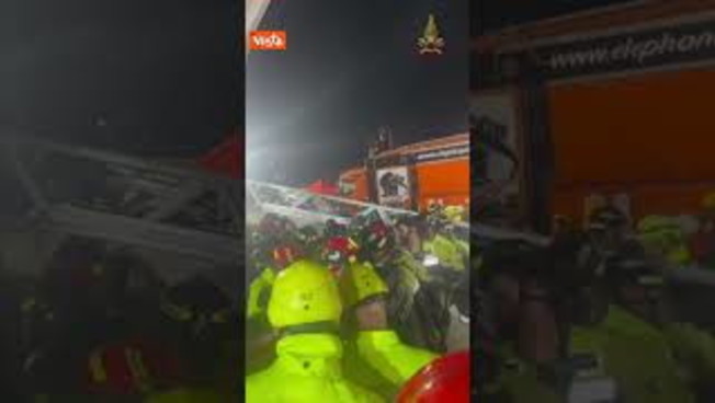 Crollo Torre dei Conti, estratto vivo l