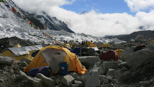 Dramma in Nepal: morti due alpinisti italiani. Ci sono altri connazionali dispersi