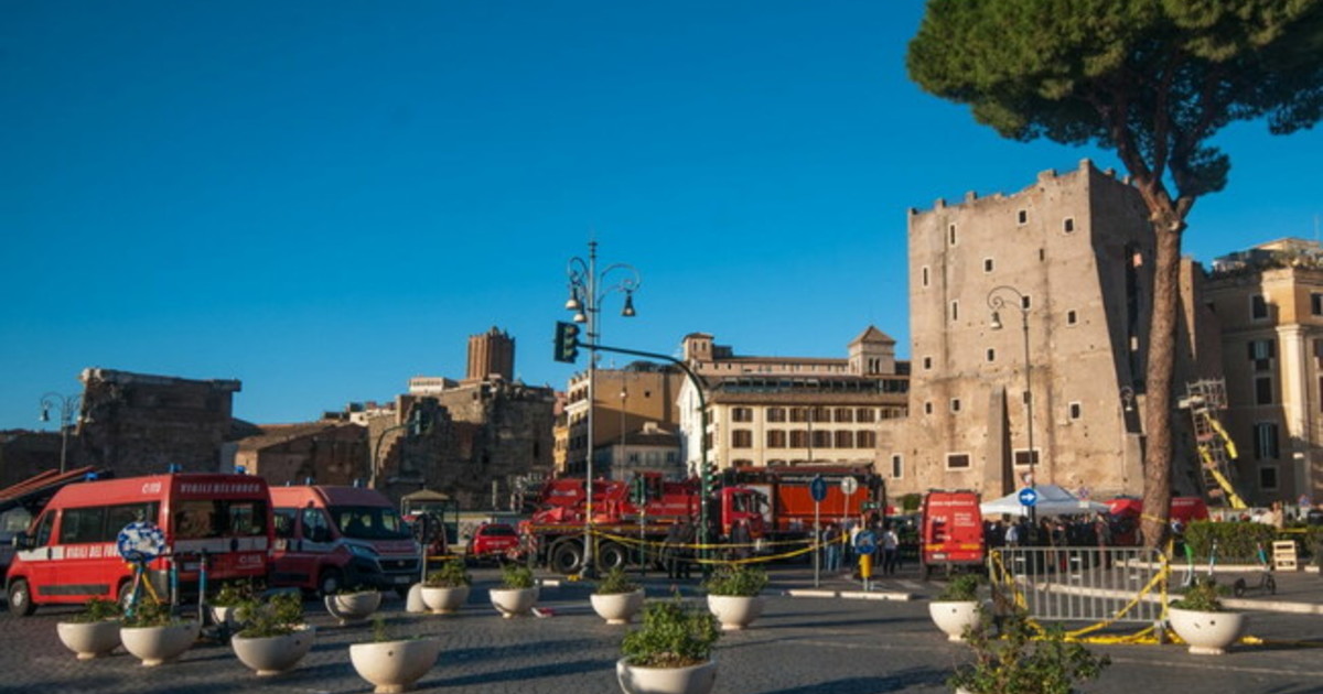 Crollo a Roma, morto l'operaio estratto dalle macerie
