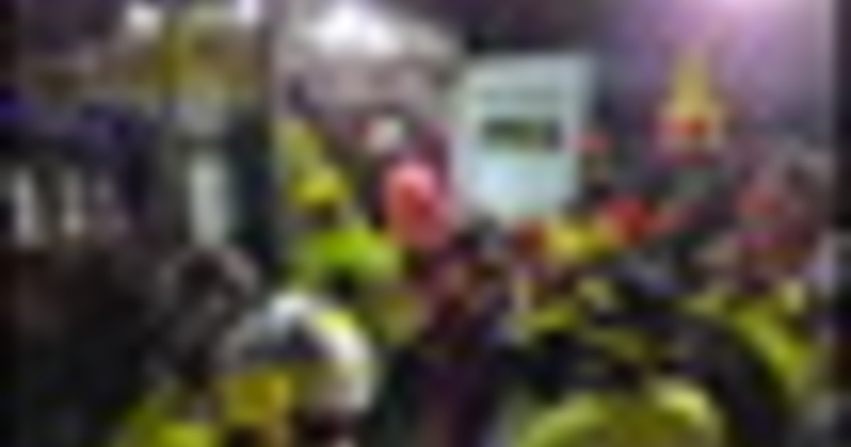 Torre dei Conti, morto l'operaio estratto dopo ore, cordoglio unanime