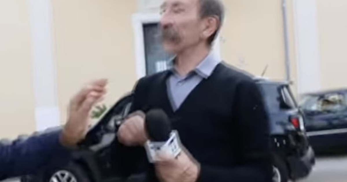Consigliere Pd si avventa sul giornalista: "Sputi e insulti", va tutto in onda | VIDEO Consigliere Pd si avventa sul giornalista: "Sputi e insulti", va tutto in onda | VIDEO