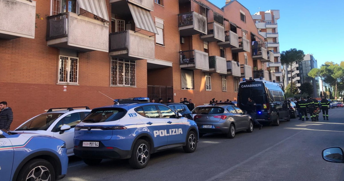 Cinecittà, blitz interforze nel fortino dei "latinos": scatta lo sgombero Cinecittà, blitz interforze nel fortino dei "latinos": scatta lo sgombero