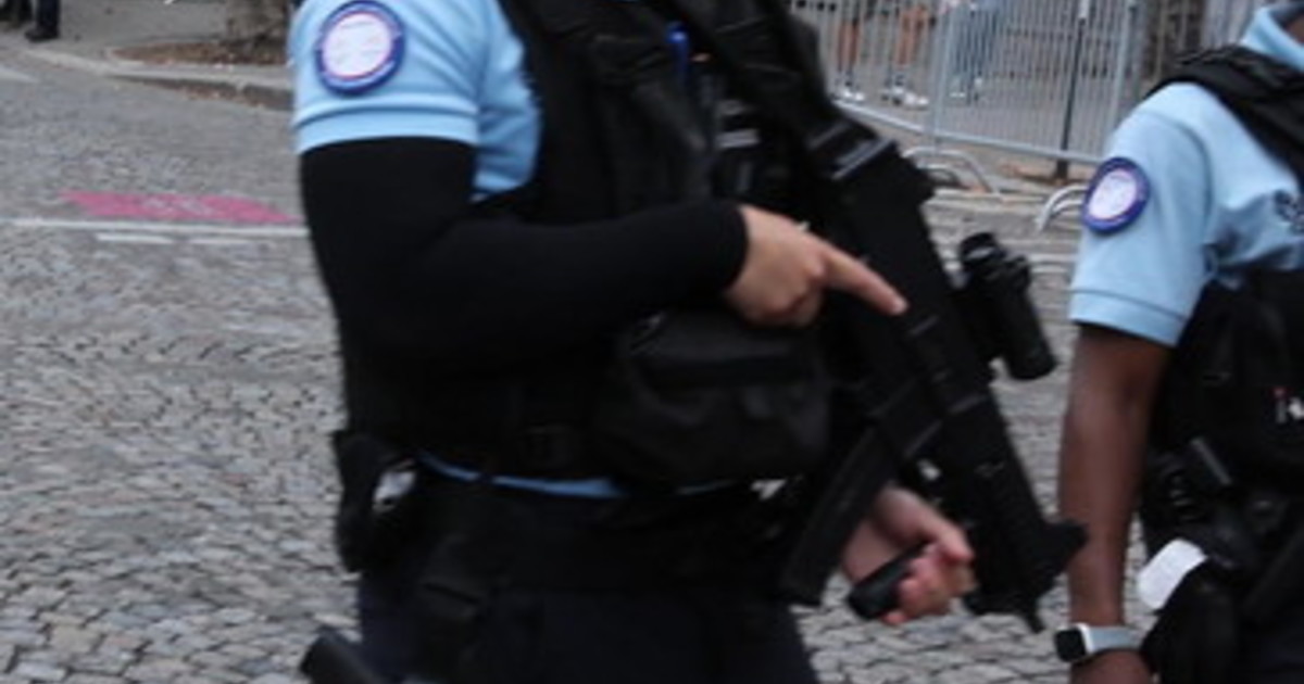 Terrore in Francia, grida "Allah Akbar" e con l Terrore in Francia, grida "Allah Akbar" e con l