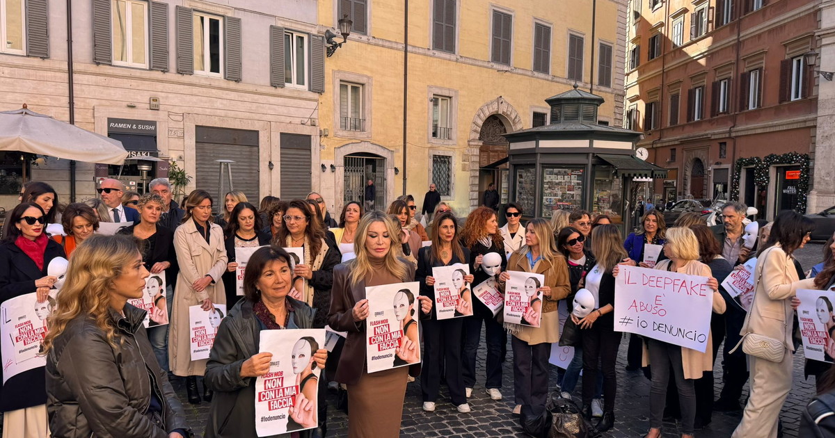 Violenza alle donne: flash mob contro gli abusi digitali con l Violenza alle donne: flash mob contro gli abusi digitali con l