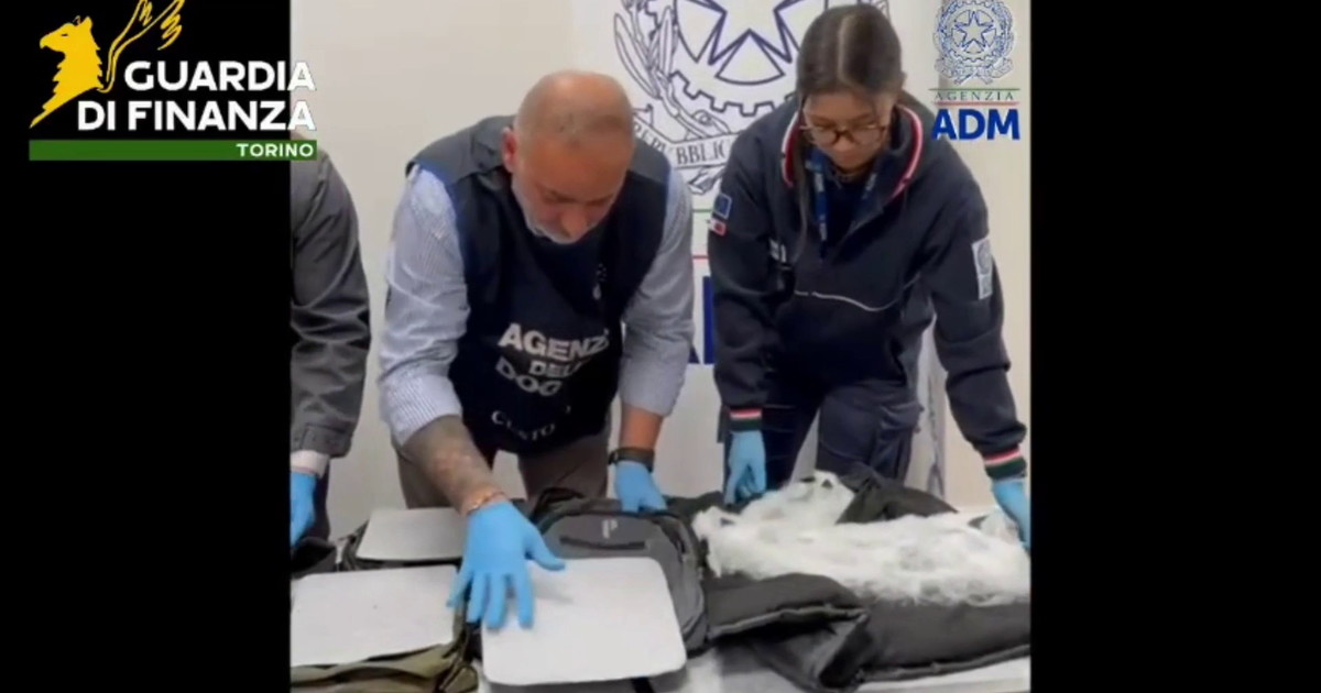 Sequestrati 8,6kg di cocaina all'aeroporto di Torino, arrestato un peruviano