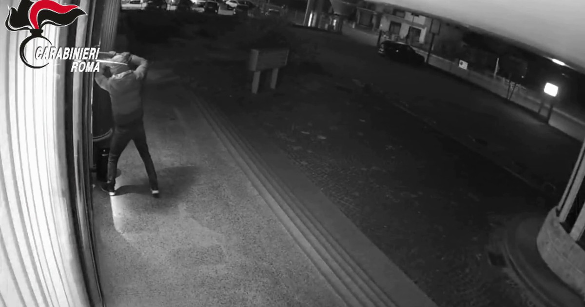 Manomettevano sportelli bancomat per rumare denaro, arrestati 3 uomini a Roma