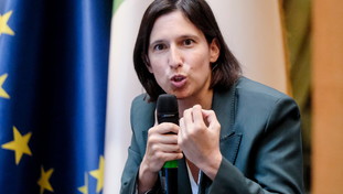 La media dei sondaggi è una mazzata per Schlein: doccia gelata Pd dai numeri. Sorride Calenda