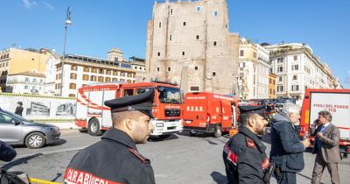 Torre dei Conti, i carabinieri vogliono i video: "Servono a determinare la dinamica del crollo" Torre dei Conti, i carabinieri vogliono i video: "Servono a determinare la dinamica del crollo"