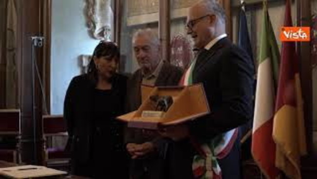 Robert De Niro riceve in Campidoglio la Lupa Capitolina Robert De Niro riceve in Campidoglio la Lupa Capitolina