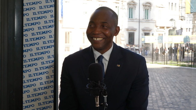 Soumahoro all'edicola del Tempo: 'Nessuno può mettere il cappello alle mie calosce'