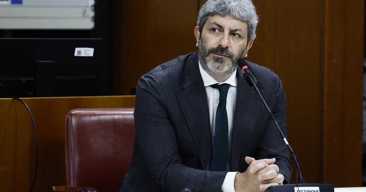 È un caso la barca di Fico ormeggiata abusivamente nel porto militare di Napoli È un caso la barca di Fico ormeggiata abusivamente nel porto militare di Napoli