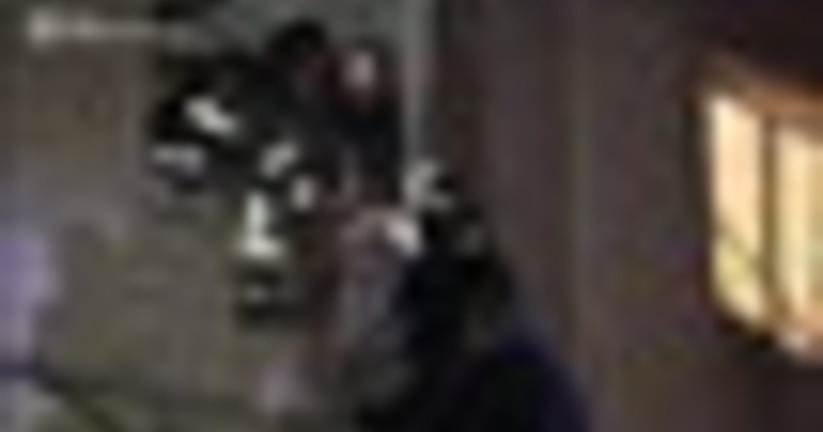 Ucraina, i soccorsi dopo un raid russo su un edificio residenziale