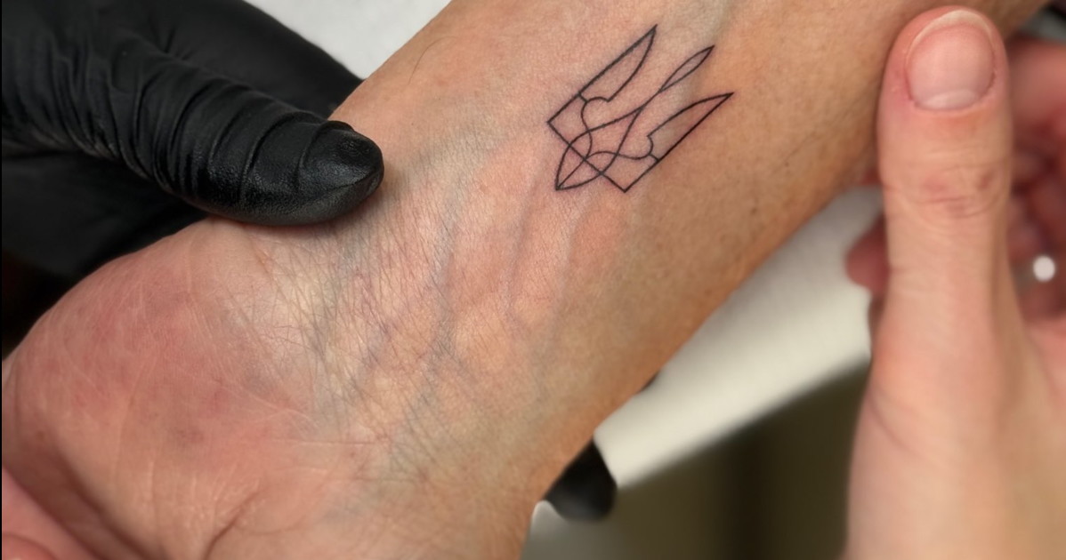 Calenda posta foto del tatuaggio "Slava Ucraini": "Ce lo siamo tatuati per la vita" Calenda posta foto del tatuaggio "Slava Ucraini": "Ce lo siamo tatuati per la vita"