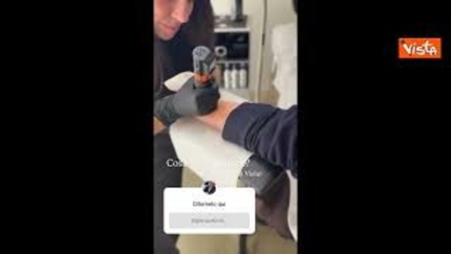 calenda si fa tatuare e posta il video sull avambraccio il tridente dell ucraina