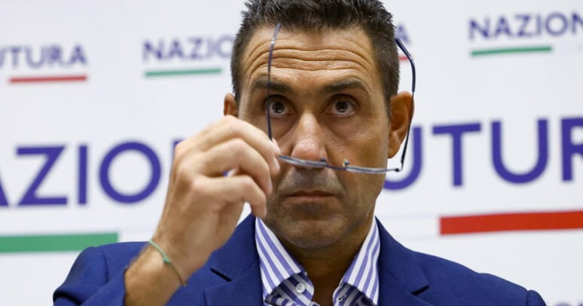 Plotone di esecuzione per Vannacci che "riscrive" il Fascismo. Ma il nipote del Duce: "È tutto corretto"