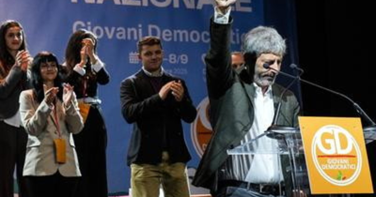 Il saluto col pugno chiuso dei giovani Pd contagia anche Fico. Forza Italia: "Vergogna"