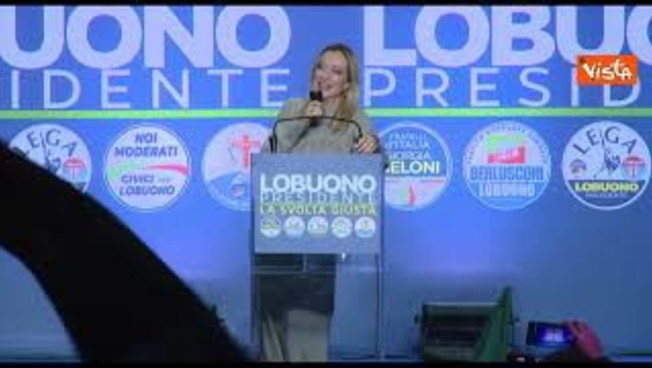 "Vi voglio bene", Meloni al pubblico di Bari al comizio di Lobuono per le regionali in Puglia