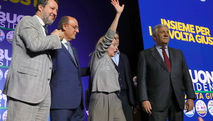 Meloni attacca la sinistra: "Manovra per ricchi? Ci vuole coraggio...". Salvini scatenato sui migranti: fuori dalle palle