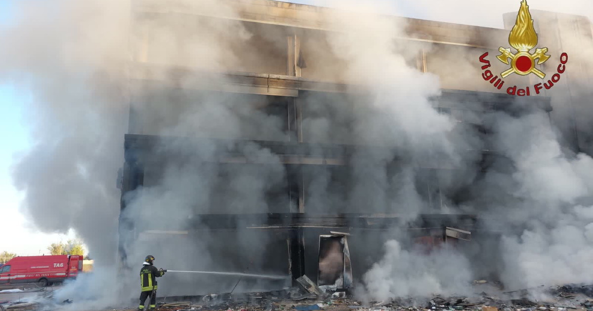 incendio a roma uomo si lancia dalla finestra dell edificio abbandonato 232 grave