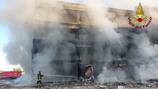 Incendio a Roma, uomo si lancia dalla finestra dell'edificio abbandonato: è grave
