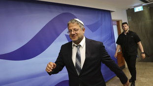 Approvata in Israele la pena di morte per terroristi. Ben-Gvir festeggia offrendo pasticcini | GUARDA