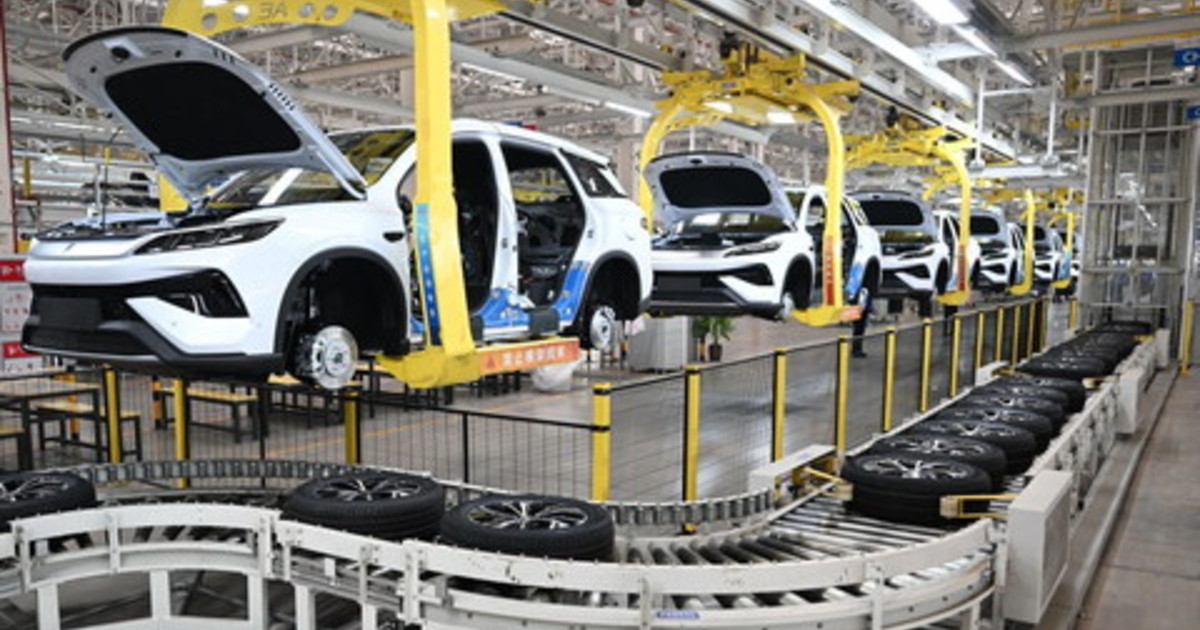 Cina: produzione e vendita veicoli elettrici aumentano nei primi 10 mesi del 2025