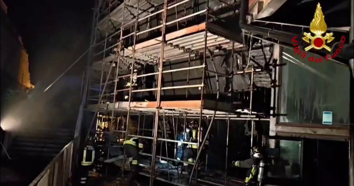 Incendio al teatro Le Ciminiere di Catania, le immagini