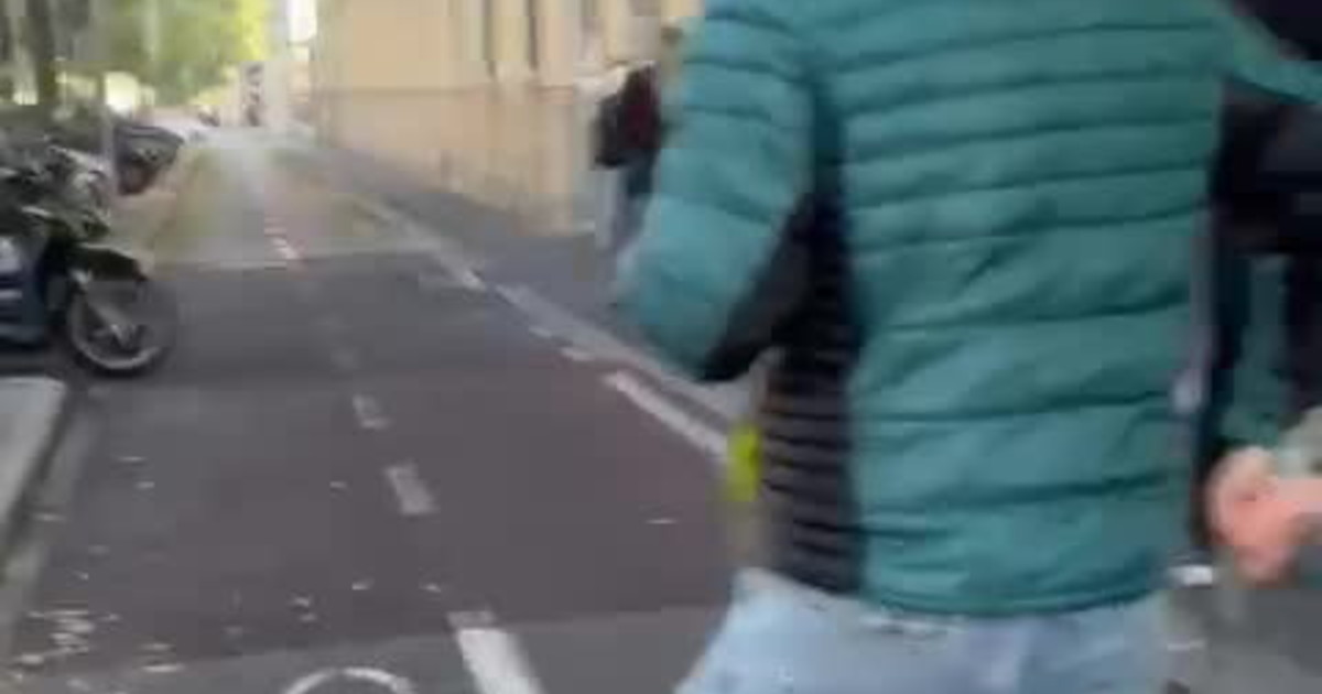 Follia in pieno giorno a Firenze: "Un immigrato africano sfonda la vetrina di un concessionario"