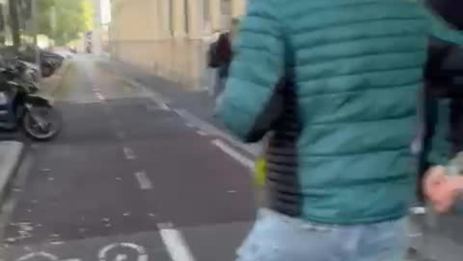Follia in pieno giorno a Firenze: 'Un immigrato africano sfonda la vetrina di un concessionario'