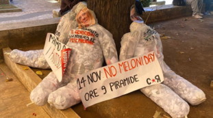 Fantocci di Meloni e Gasparri esposti all'università di Roma. Il presidente dei senatori FI: Non sono intimidito