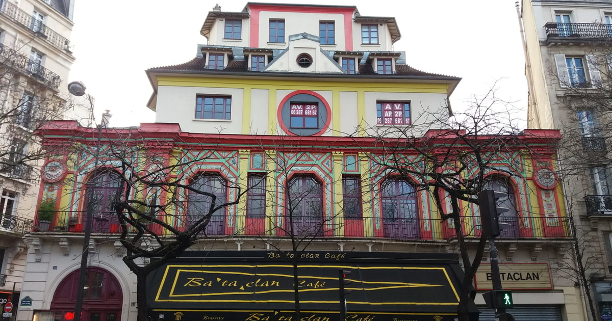 Torre Eiffel illuminata a 10 anni dagli attentati di Parigi. Macron alla cerimonia per le vittime