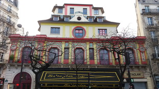 Torre Eiffel illuminata a 10 anni dagli attentati di Parigi. Macron alla cerimonia per le vittime