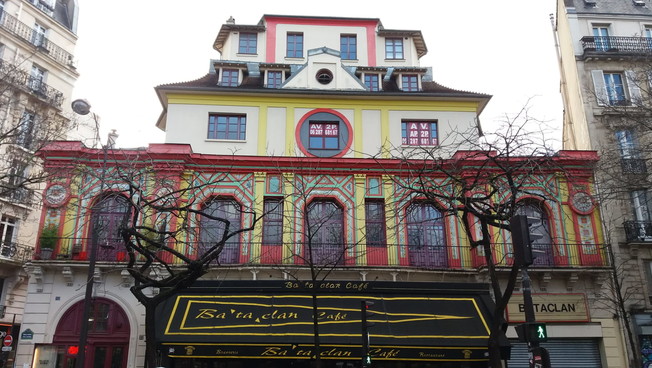 Torre Eiffel illuminata a 10 anni dagli attentati di Parigi. Macron alla cerimonia per le vittime