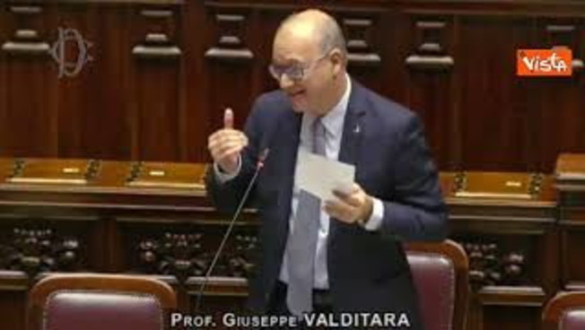 Educazione sessuale a scuola, scontro in Aula tra opposizione e Valditara: “Sfruttate i femminicidi”