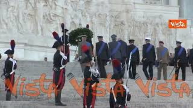 Giornata ricordo caduti militari, il Ministro Crosetto rende omaggio al Milite Ignoto al Vittoriano