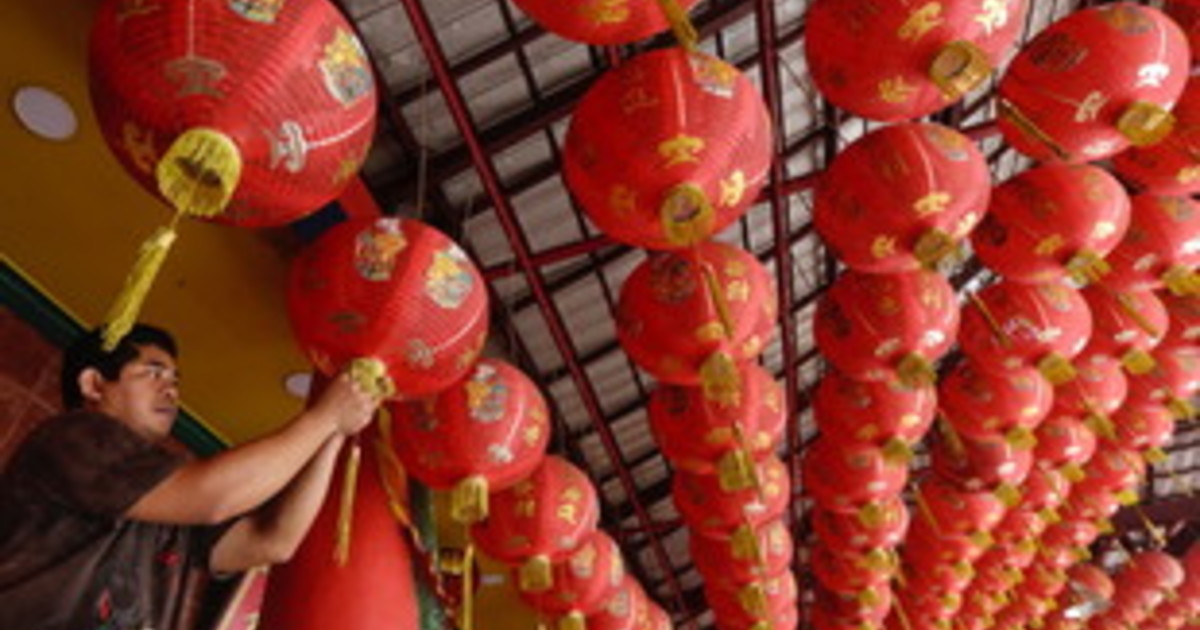 a reggio emila lanterne cinesi al posto degli alberi di natale da Iltempo.it a reggio emila lanterne cinesi al posto degli alberi di natale
