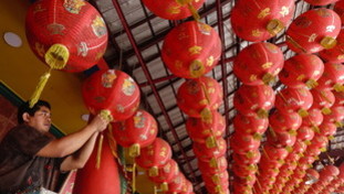 A Reggio Emila lanterne cinesi al posto degli alberi di Natale
