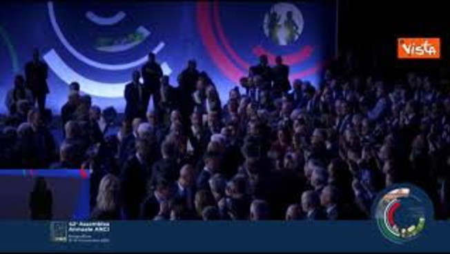 Applausi per Mattarella al suo arrivo 42esima assemblea annuale dell'Anci a Bologna