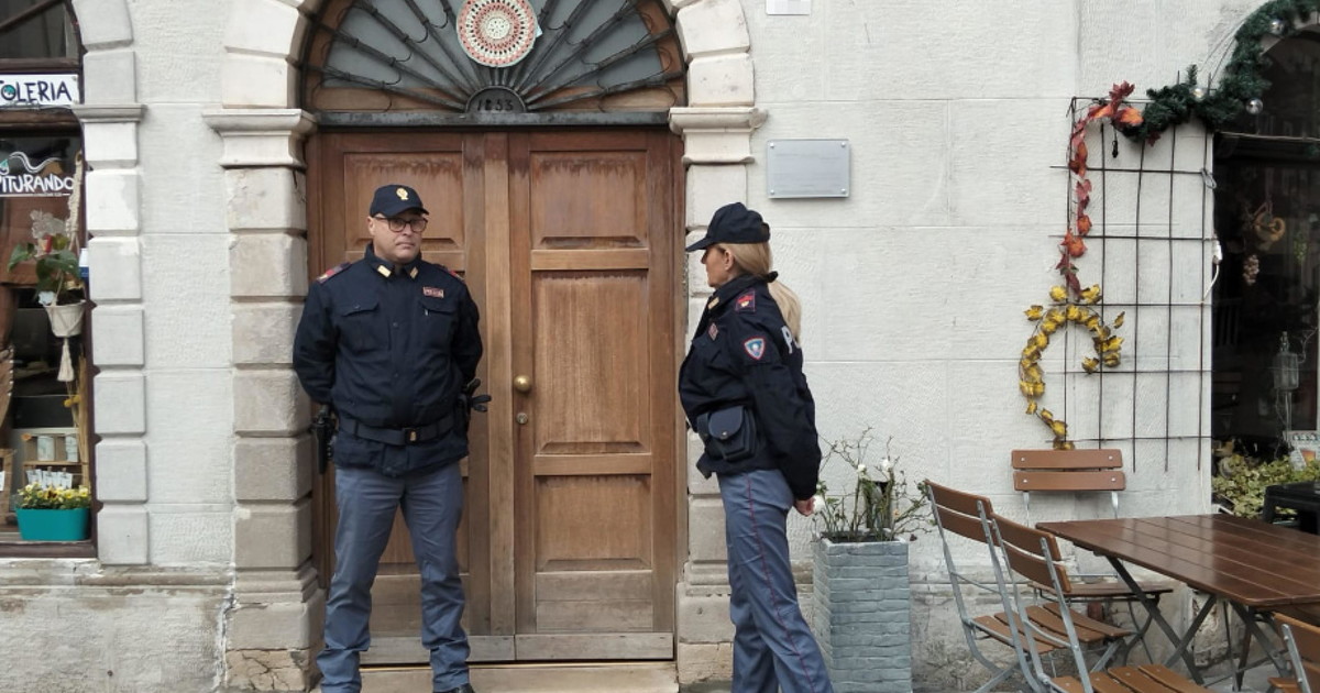 Madre sgozza figlio di 9 anni, il parroco: "Le dicevo di farsi aiutare" Madre sgozza figlio di 9 anni, il parroco: "Le dicevo di farsi aiutare"