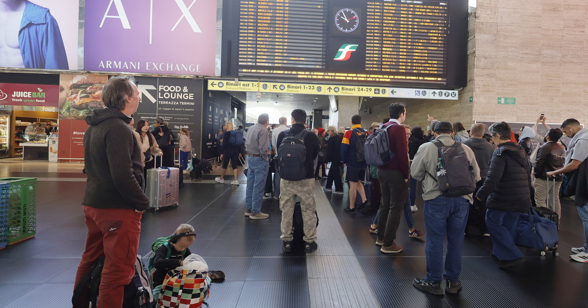 Caos alla stazione Termini, ritardi di oltre 5 ore e rabbia tra i pendolari Caos alla stazione Termini, ritardi di oltre 5 ore e rabbia tra i pendolari