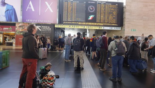 Caos alla stazione Termini, ritardi di oltre 7 ore e rabbia tra i pendolari